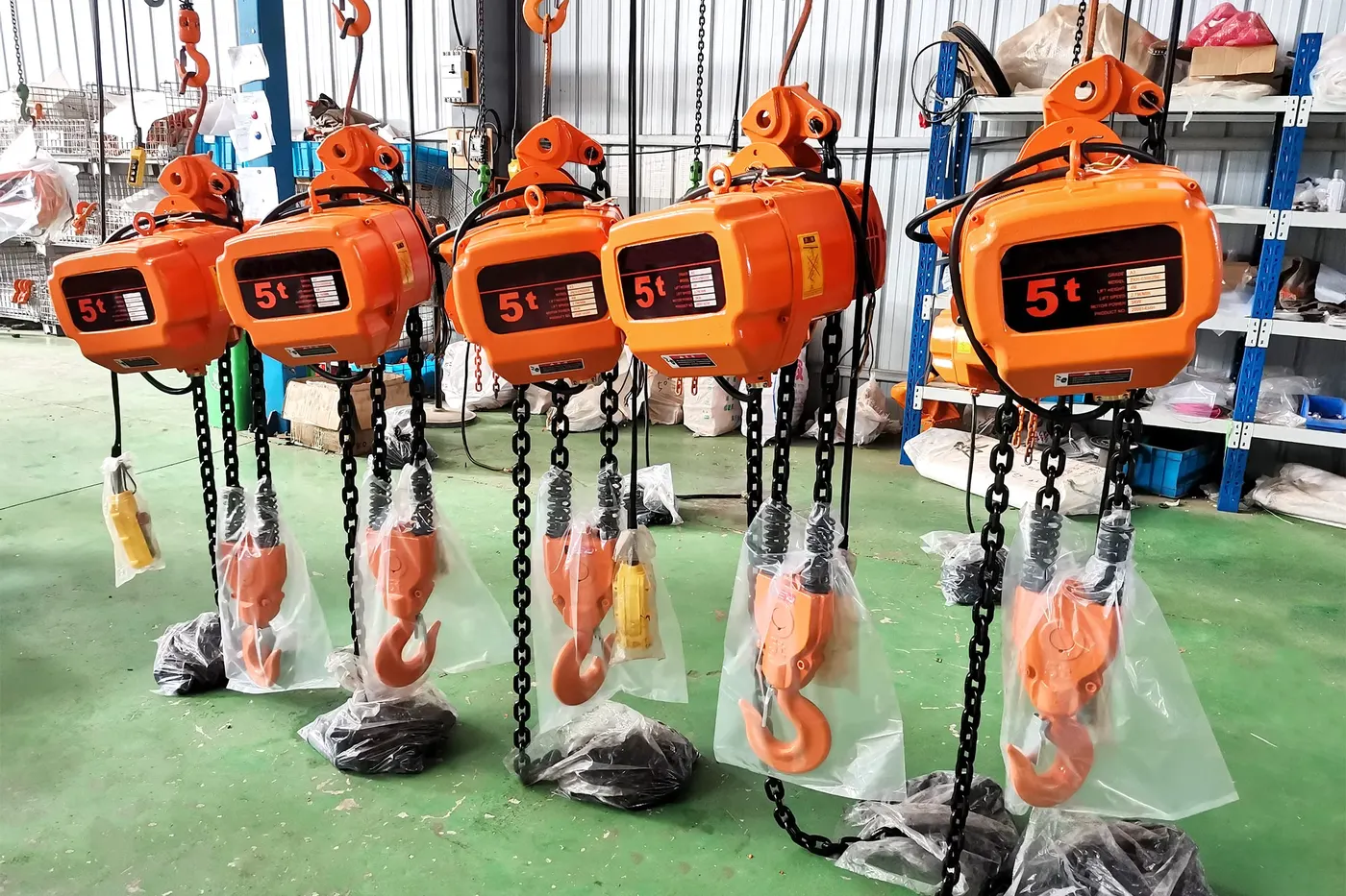 Electric chain hoists prepared in a Junnuo workshop area