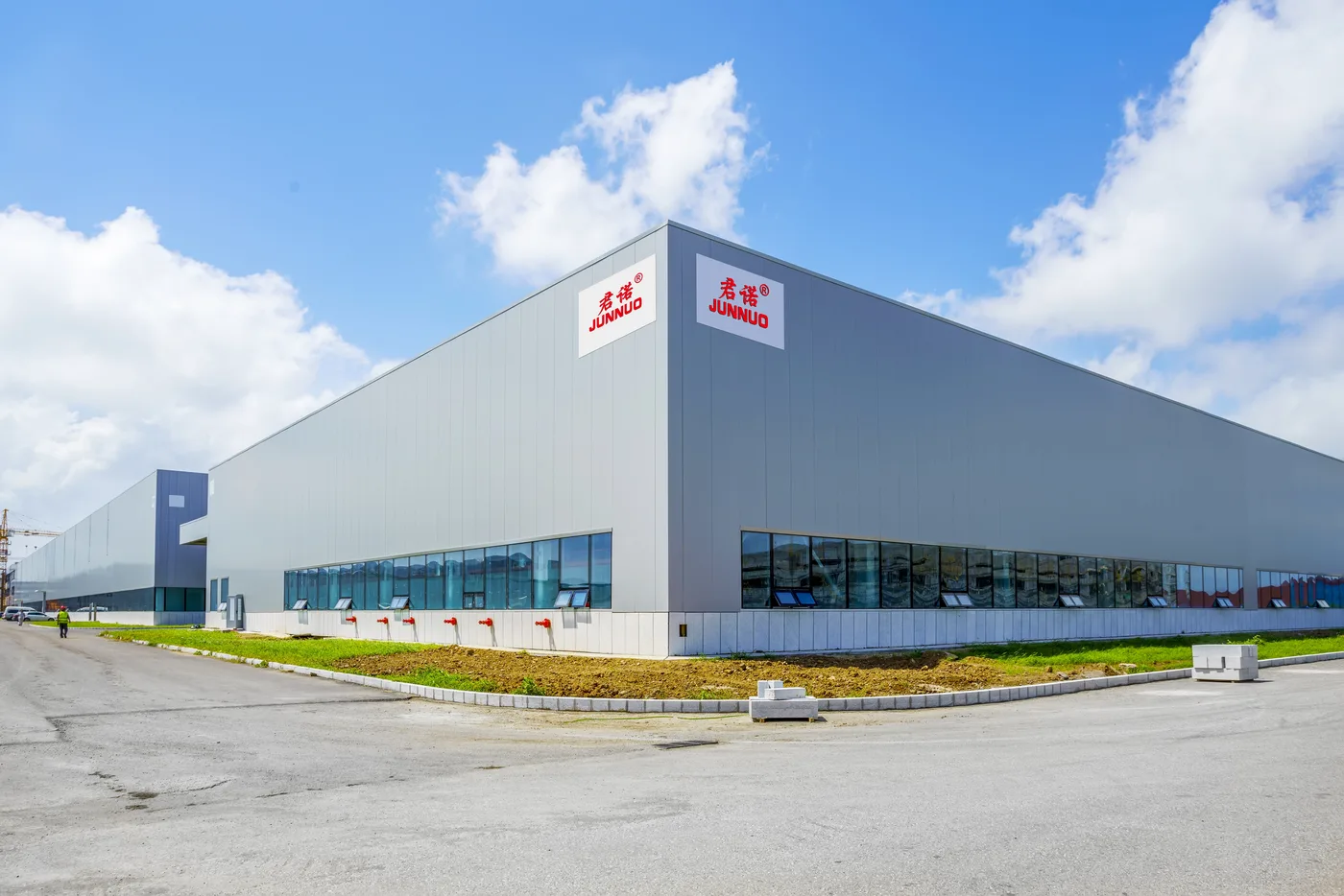 Junnuo Hoist factory exterior with company signage