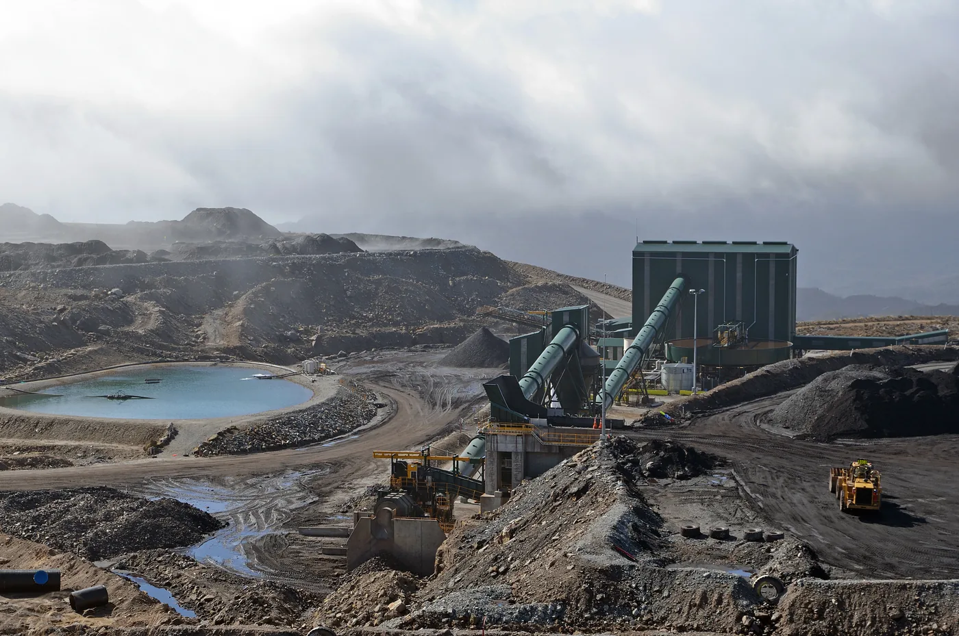 Heavy industry quarry environment for demanding lifting and handling review